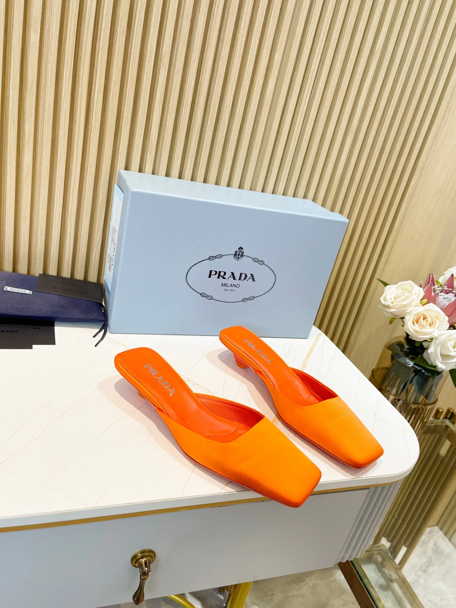 👟👟Ex-factory price 540👟👟 🐳Prada〰️2024 new style🆕Triangle logo🔺Top version of triangular heel square toe Mule slippers ✔️Material and craftsmanship: ✔️Upper: imported silk satin ✔️Inner lining: original sheepskin lining ✔️🇮🇹Imported leather outsole ✔️Size: 35-39 (custom size 40 is non-returnable)